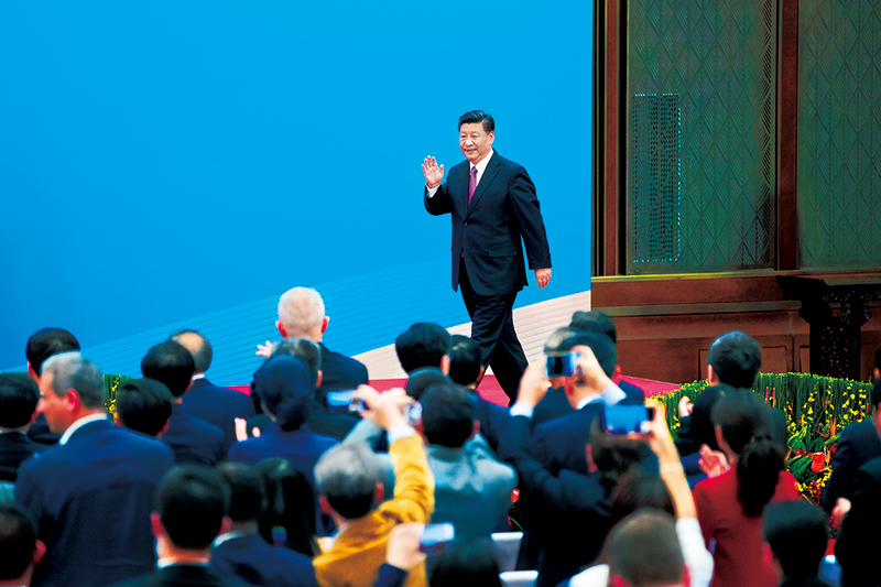 2019年4月27日，第二屆“一帶一路”國際合作高峰論壇在北京雁棲湖國際會(huì )議中心舉行圓桌峰會(huì )，國家主席習近平主持會(huì )議并致開(kāi)幕辭。圓桌峰會(huì )閉幕后，習近平會(huì )見(jiàn)中外記者，介紹第二屆“一帶一路”國際合作高峰論壇圓桌峰會(huì )情況和主要成果。這是習近平步入記者會(huì )現場(chǎng)。 