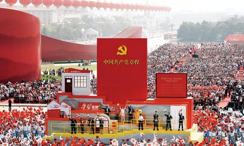 2019年10月1日上午，慶祝中華人民共和國成立70周年大會(huì )在北京天安門(mén)廣場(chǎng)隆重舉行。這是群眾游行中的“從嚴治黨”方陣。新華社記者 蘭紅光/攝