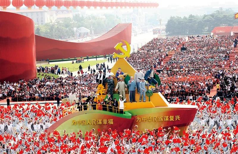 2019年10月1日上午，慶祝中華人民共和國成立70周年大會(huì )在北京天安門(mén)廣場(chǎng)隆重舉行。這是群眾游行中的“不忘初心”方陣。新華社記者 蘭紅光/攝