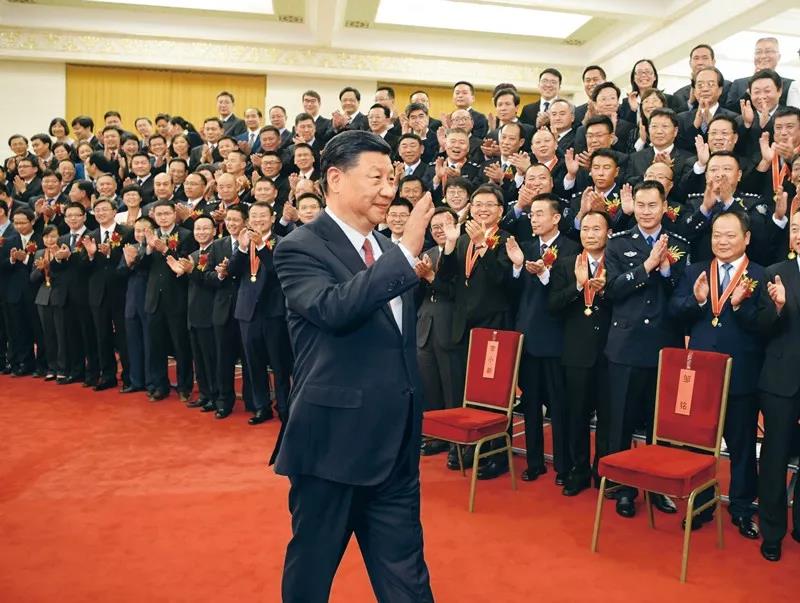 2019年6月25日，黨和國家領(lǐng)導人習近平、李克強、王滬寧等在北京人民大會(huì )堂會(huì )見(jiàn)第九屆全國“人民滿(mǎn)意的公務(wù)員”和“人民滿(mǎn)意的公務(wù)員集體”受表彰代表。新華社記者 李學(xué)仁/攝